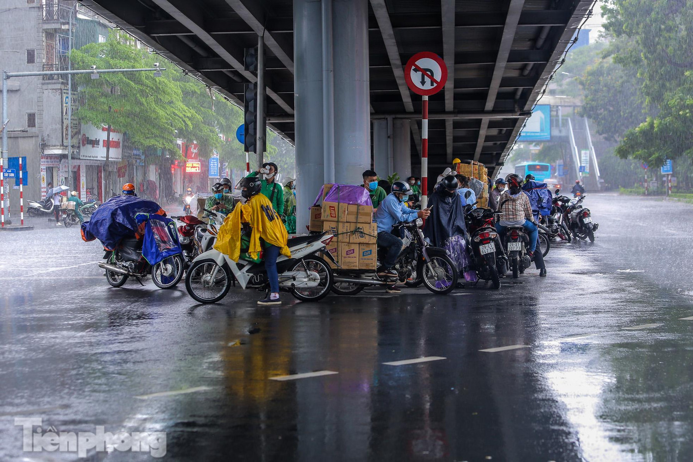 Chân cầu vượt thành nơi trú chân của nhiều người.