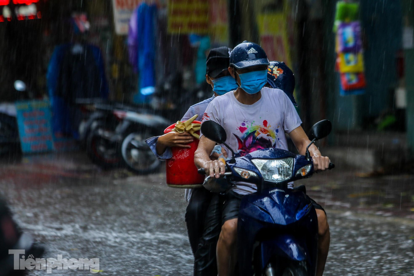 Nhiều người chấp nhận "tắm mưa" do mưa lớn đổ xuống bất ngờ