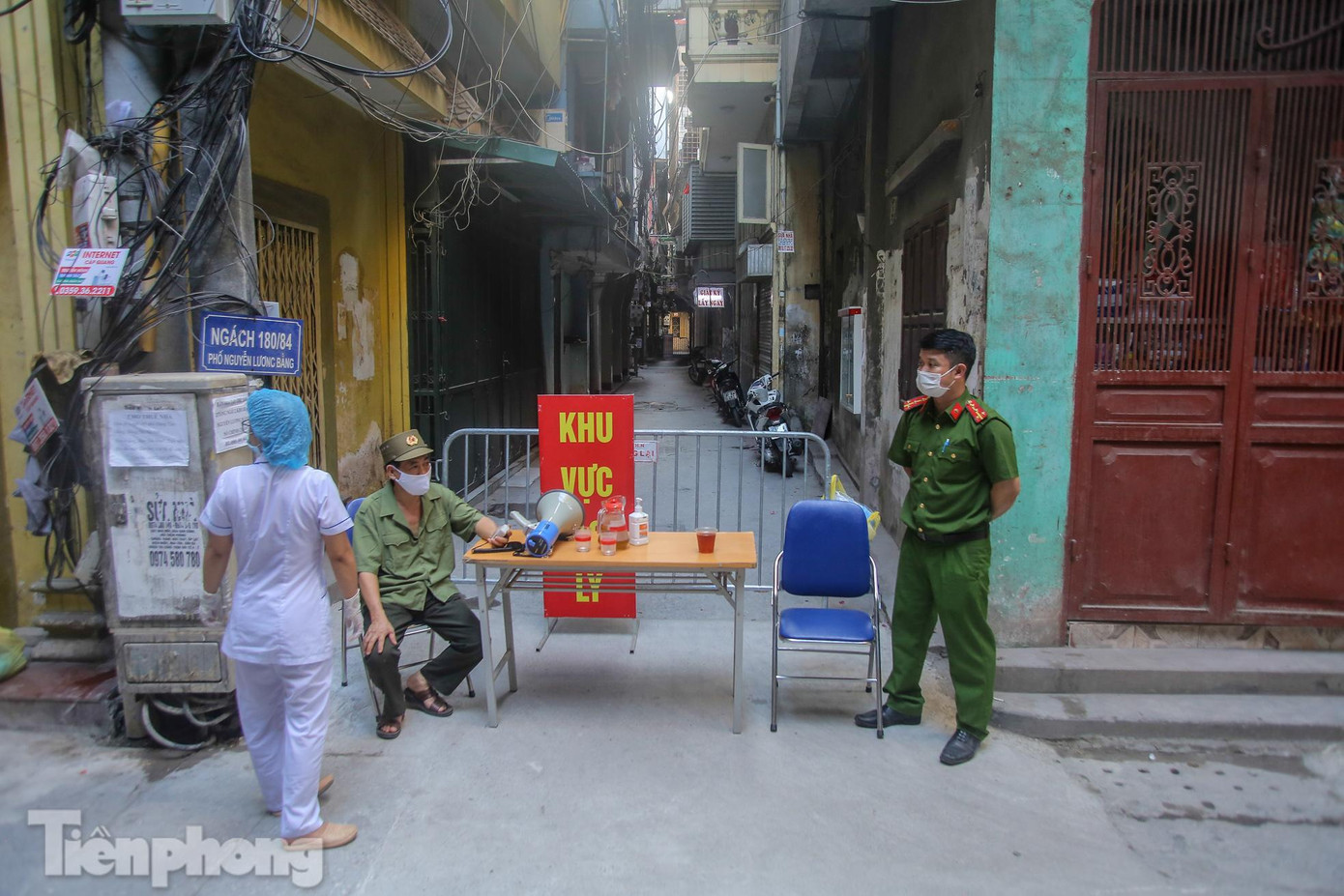 Chiều 17/7, lãnh đạo phường Quang Trung (quận Đống Đa) cho biết, CDC Hà Nội vừa thông tin về trường hợp F1 trên địa bàn phường trở thành F0 sau khi có kết quả khẳng định dương tính với SARS-CoV-2.