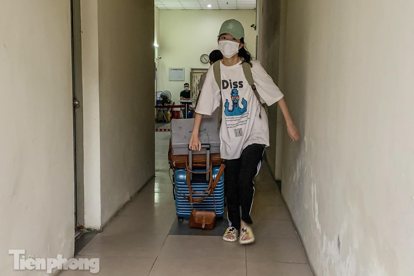 Đối với sinh viên ở quê không ra chuyển đồ được, BQL tòa nhà sẽ niêm phong, di chuyển đến phòng sinh hoạt chung. Khi hết cách ly, sinh viên đến đó nhận lại đồ.