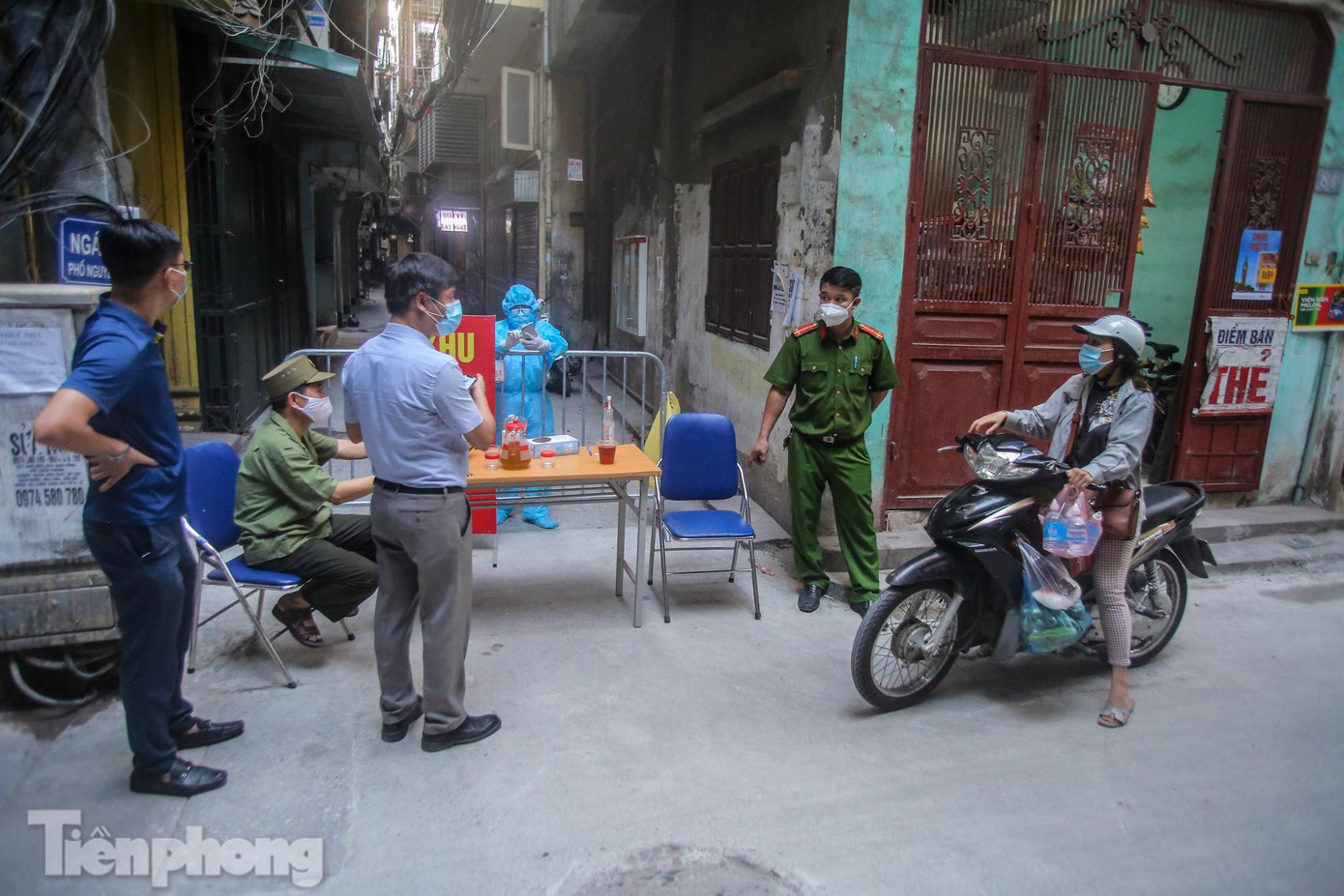 Nhận được tin, một số người đã mua sẵn thực phẩm trước khi về nhà trong khu vực cách ly.