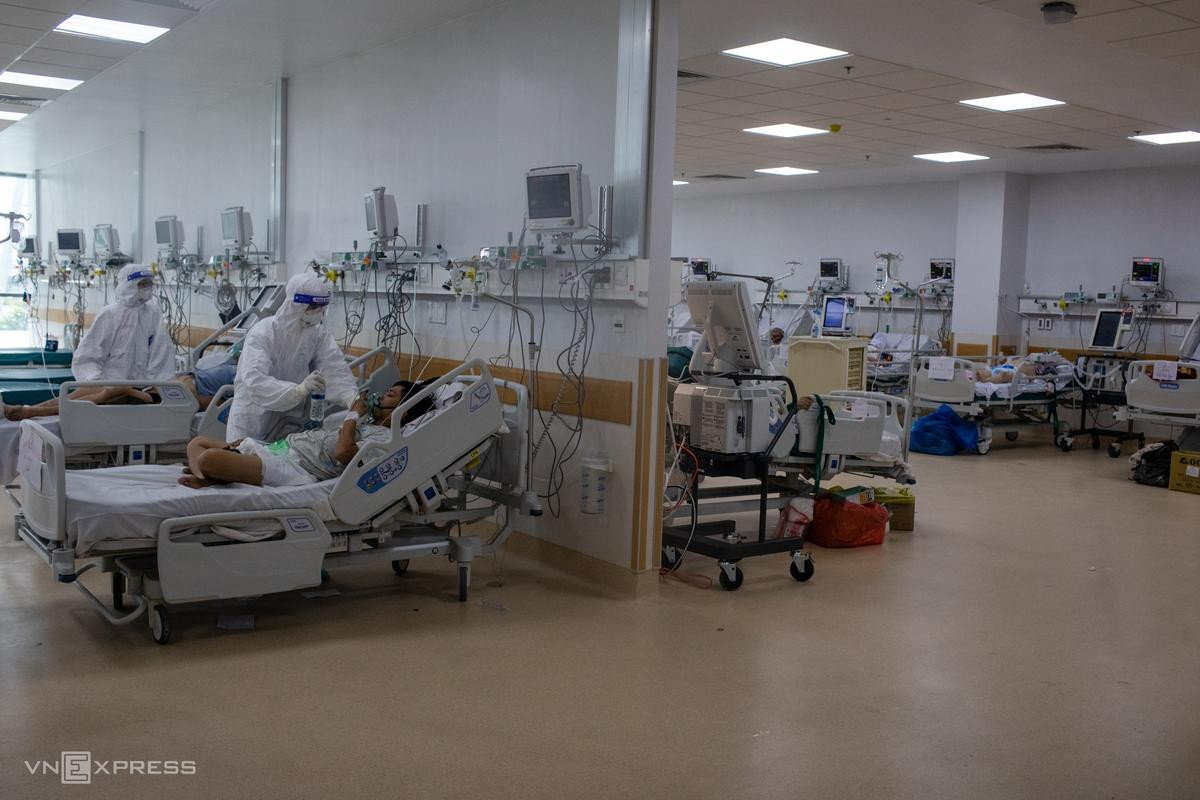 Khoa Hồi sức cấp cứu, Bệnh viện Hồi sức COVID-19 (TP Thủ Đức) đang điều trị cho gần 300 bệnh nhân nặng, nguy kịch, chỉ sau 6 ngày thành lập.
