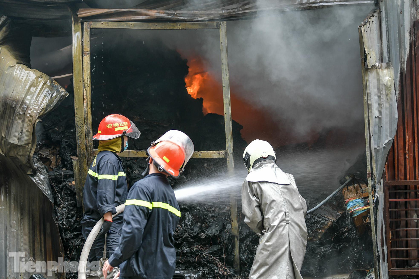 Lửa cháy âm ỉ từ sâu bên trong. Lửa cháy âm ỉ từ sâu bên trong.