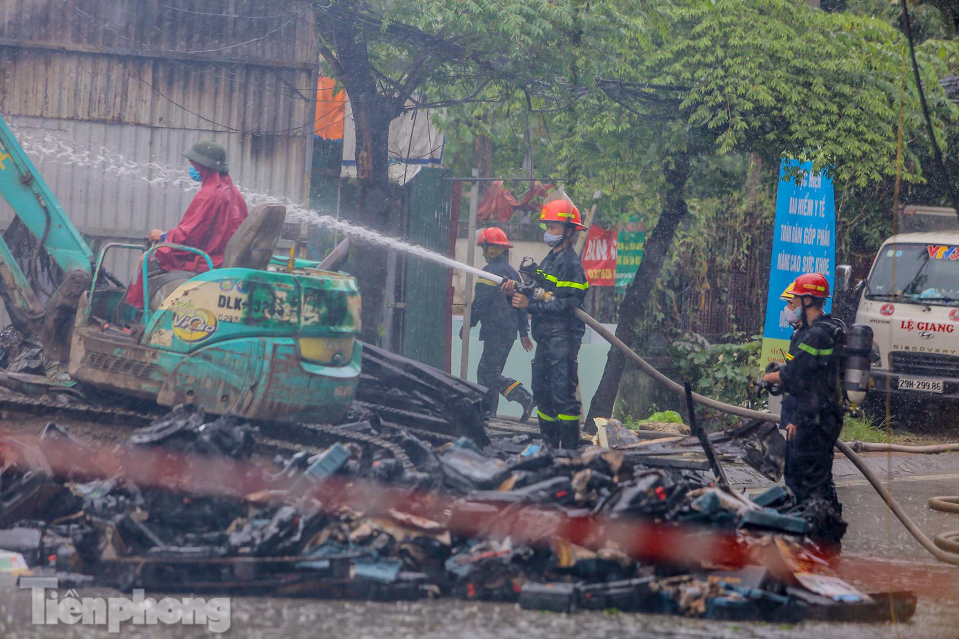 Khoảng 15h đám cháy được khống chế hoàn toàn Khoảng 15h đám cháy được khống chế hoàn toàn