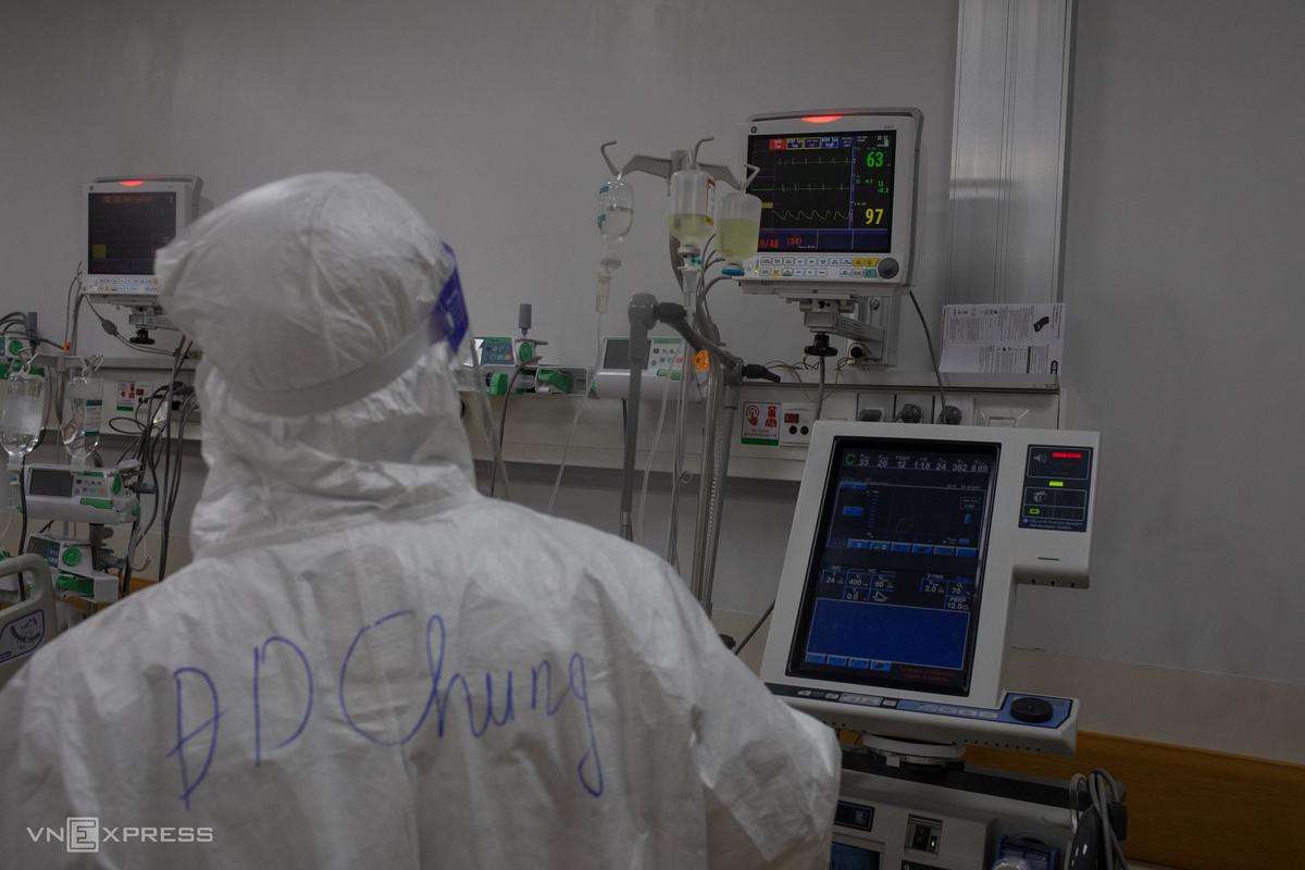 Các y bác sĩ, điều dưỡng nhận ra nhau qua những cái tên được ghi trên đồ bảo hộ. Khu ICU không ngớt tiếng máy thở. Bao quanh các bệnh nhân là những máy móc theo dõi dấu hiệu sự sống.