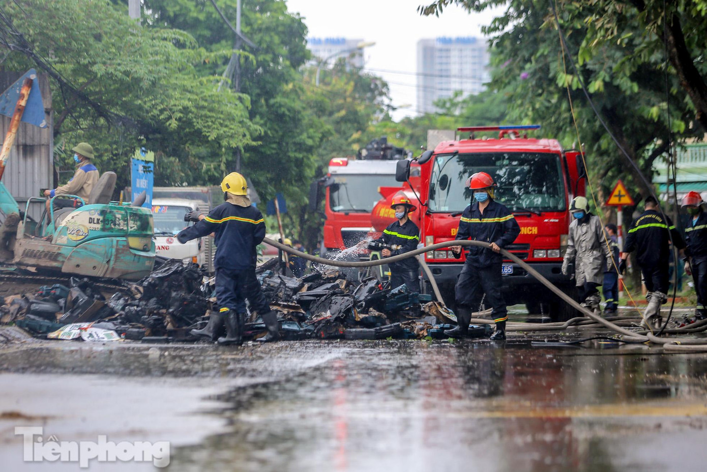 Ngay sau khi nhận được thông tin, lực lượng chữa cháy có mặt kịp thời tại hiện trường. Ngay sau khi nhận được thông tin, lực lượng chữa cháy có mặt kịp thời tại hiện trường.