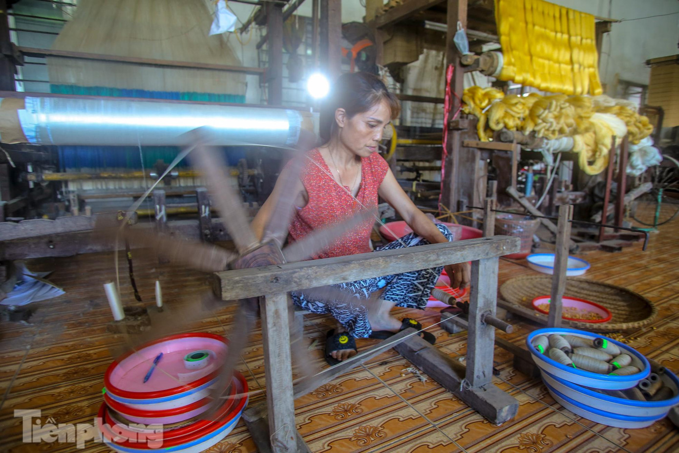 Tơ rút xong được cho vào ống và đưa vào guồng. Quá trình này cần sự tỷ mỉ vì tơ có thể bị đứt. Tơ rút xong được cho vào ống và đưa vào guồng. Quá trình này cần sự tỷ mỉ vì tơ có thể bị đứt.