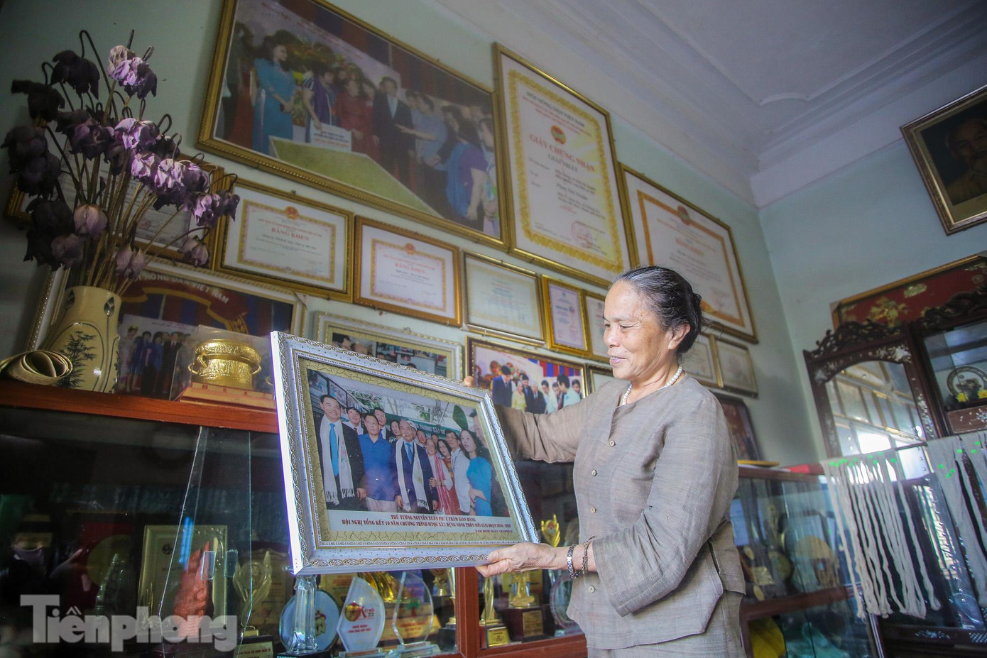 Một góc nhà treo đầy bằng khen, giải thưởng, huy chương với những ảnh lưu niệm của bà Phan Thị Thuận. Một góc nhà treo đầy bằng khen, giải thưởng, huy chương với những ảnh lưu niệm của bà Phan Thị Thuận.