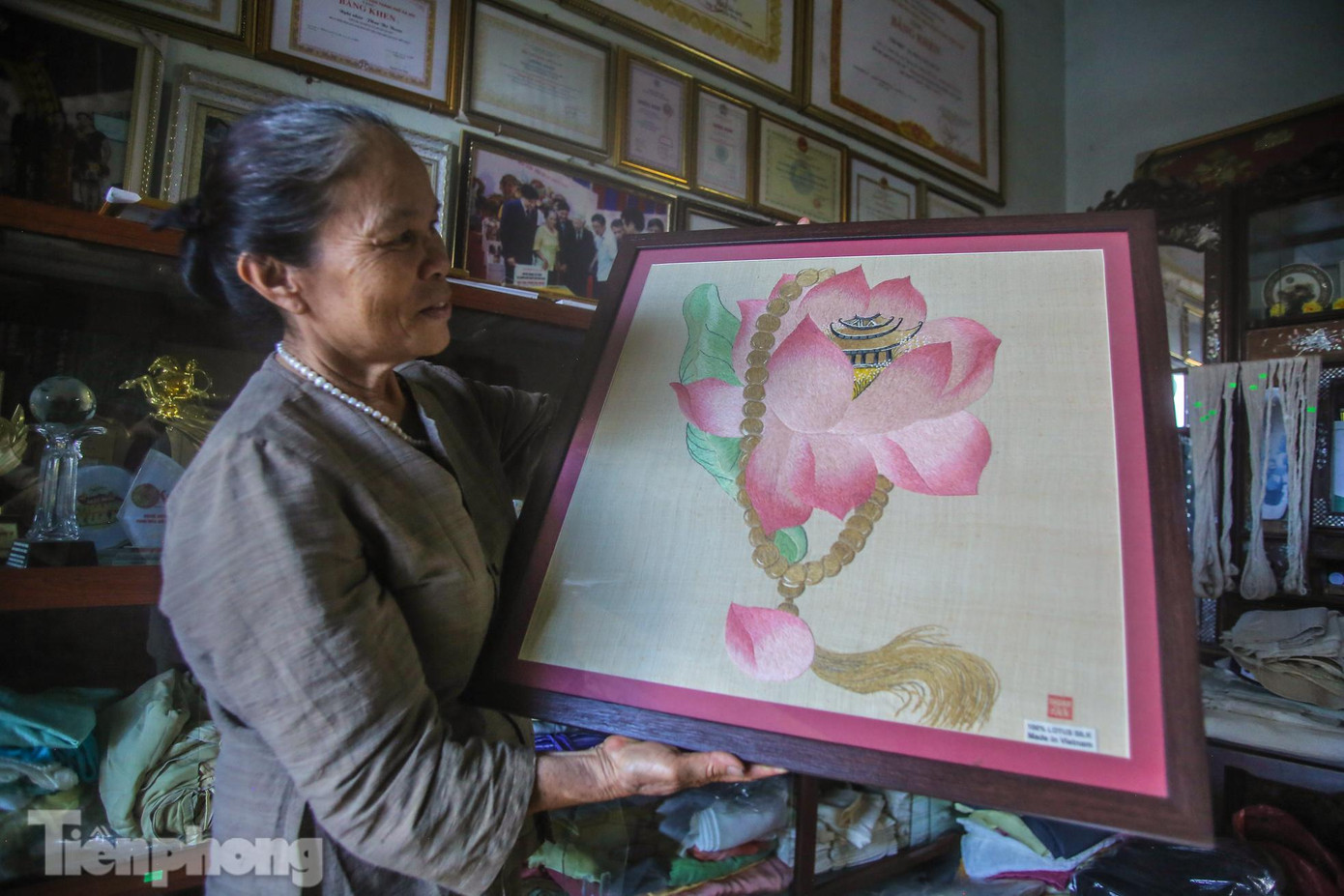 Một bức tranh lụa từ tơ sen của nghệ nhân Phan Thị Thuận. Một bức tranh lụa từ tơ sen của nghệ nhân Phan Thị Thuận.