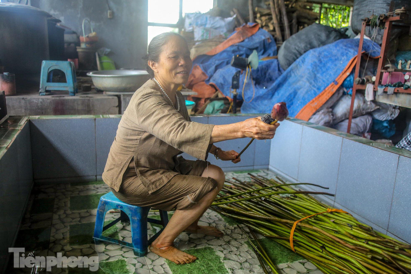 Bà luôn cẩn thận lựa chọn và rửa sạch sẽ từng cọng sen trước khi lấy tơ. Bà luôn cẩn thận lựa chọn và rửa sạch sẽ từng cọng sen trước khi lấy tơ.