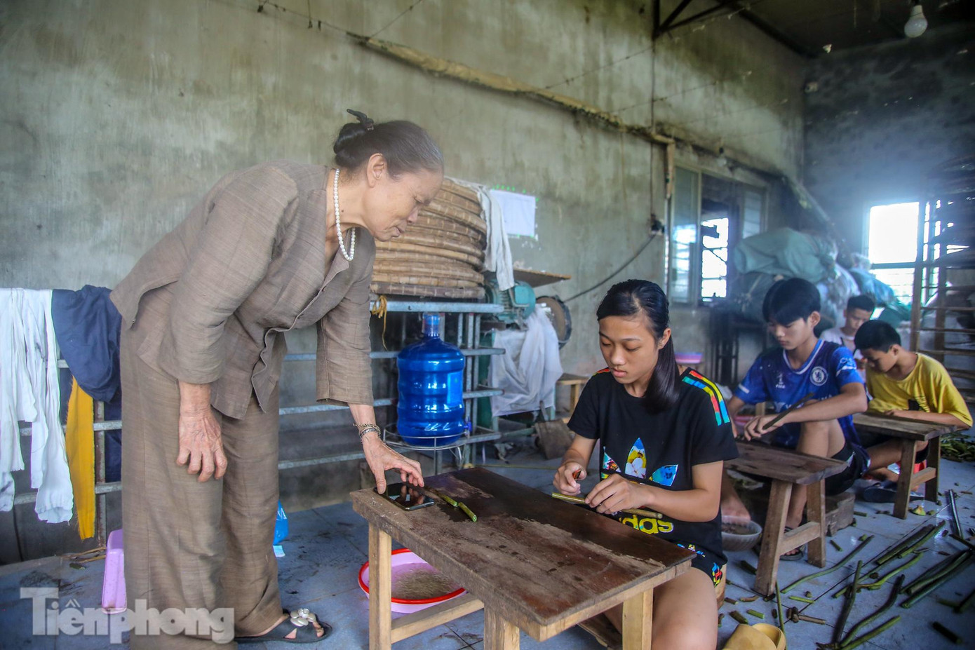 Hàng trăm học sinh trong và ngoài huyện được nghệ nhân dạy cách se sợi, lấy sợ tơ từ thân sen. Hàng trăm học sinh trong và ngoài huyện được nghệ nhân dạy cách se sợi, lấy sợ tơ từ thân sen.