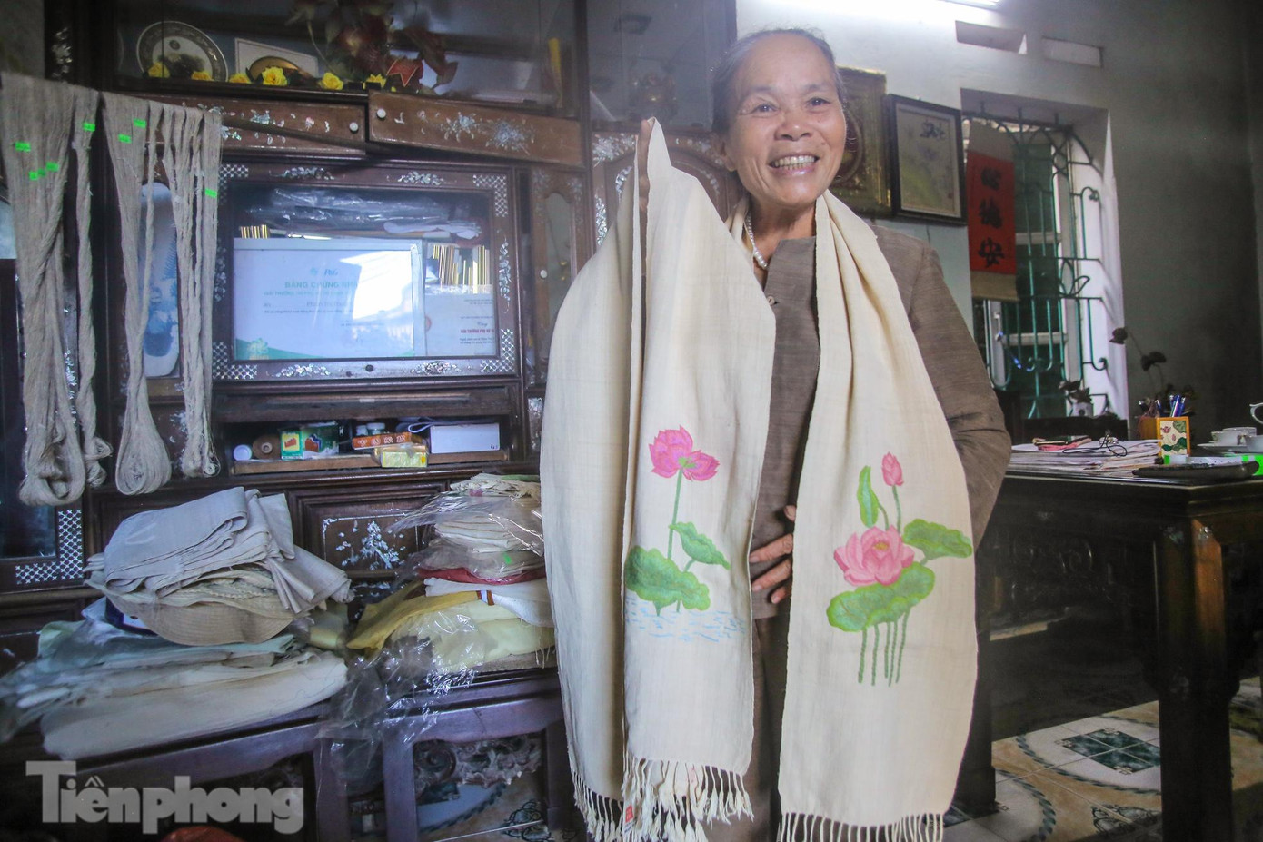 Để tạo ra một chiếc khăn quàng cổ dài khoảng 1,7m thì cần đến 4,800 cuống sen để tạo nên. Giá bán khoảng 8 triệu/chiếc. Để tạo ra một chiếc khăn quàng cổ dài khoảng 1,7m thì cần đến 4,800 cuống sen để tạo nên. Giá bán khoảng 8 triệu/chiếc.