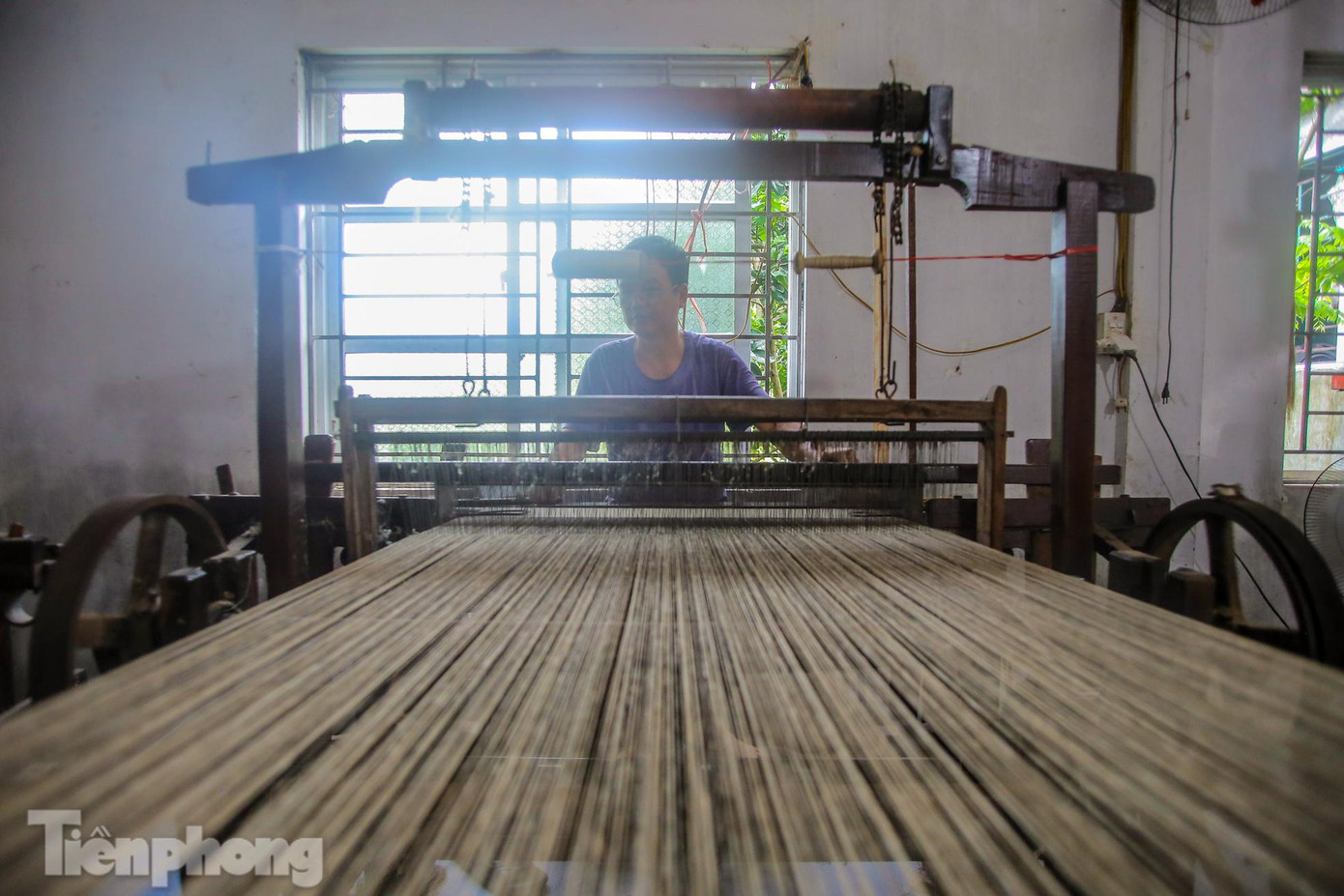 Công đoạn cuối cùng là dệt thành tấm trên máy. Công đoạn cuối cùng là dệt thành tấm trên máy.