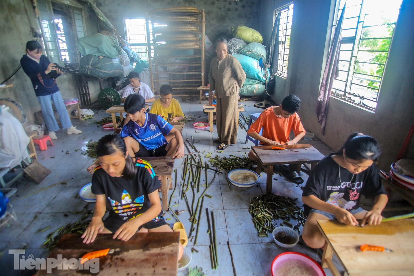 Nghệ nhân Phan Thị Thuận hướng dẫn cho các học trò tại xưởng tơ tằm Nghệ nhân Phan Thị Thuận hướng dẫn cho các học trò tại xưởng tơ tằm