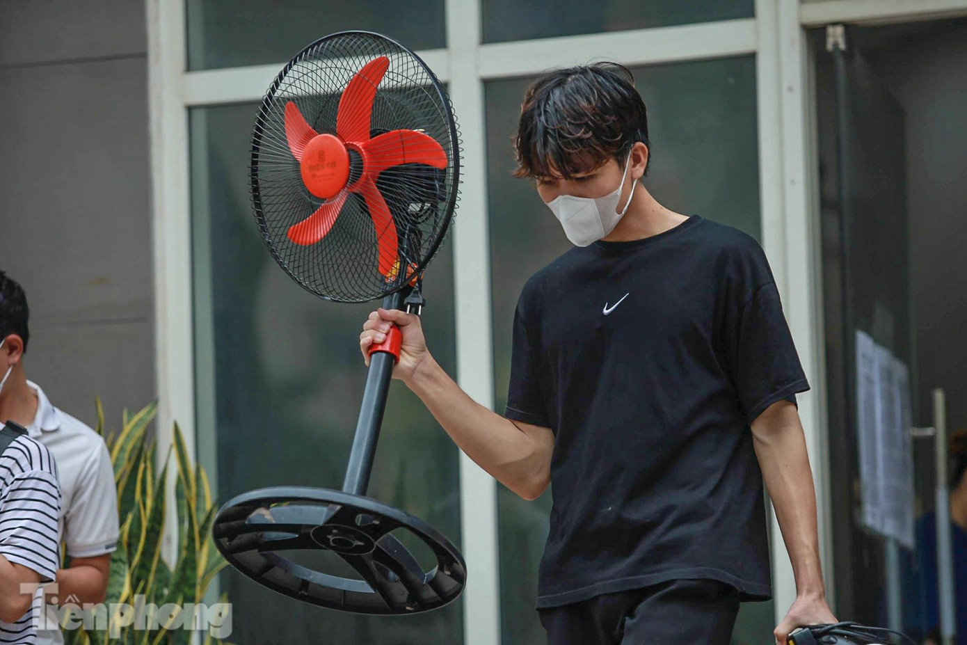 "Sau khi nhận được tin em cũng chủ động tìm phòng trọ gần đây, ra ngoài ở sẽ đắt hơn và phát sinh ra nhiều chi phí nhưng vì chống dịch nên bọn em cũng chấp hành theo yêu cầu", một sinh viên chia sẻ.