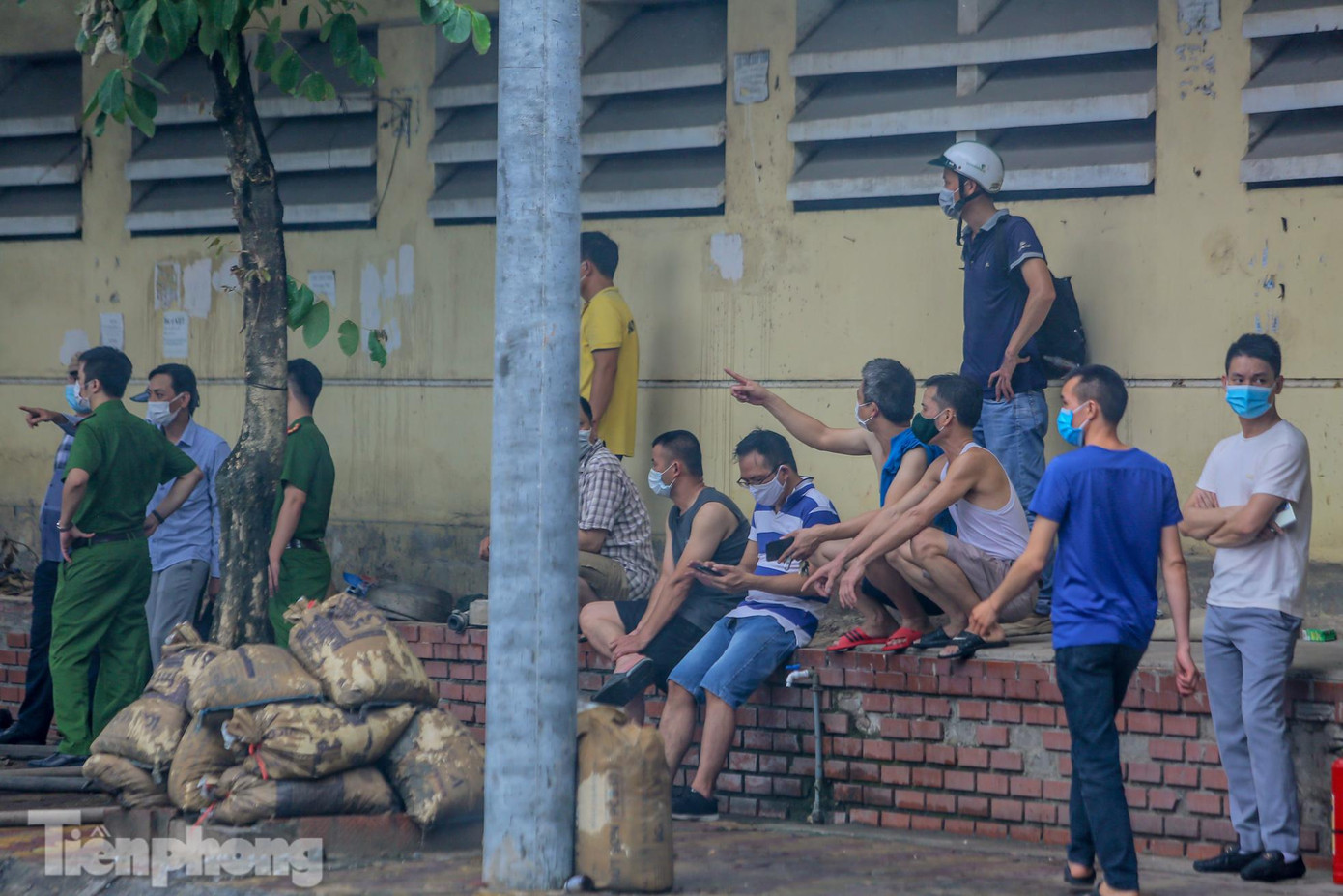 Người dân xung quanh đứng hóng xung quanh khu vực cháy. Người dân xung quanh đứng hóng xung quanh khu vực cháy.