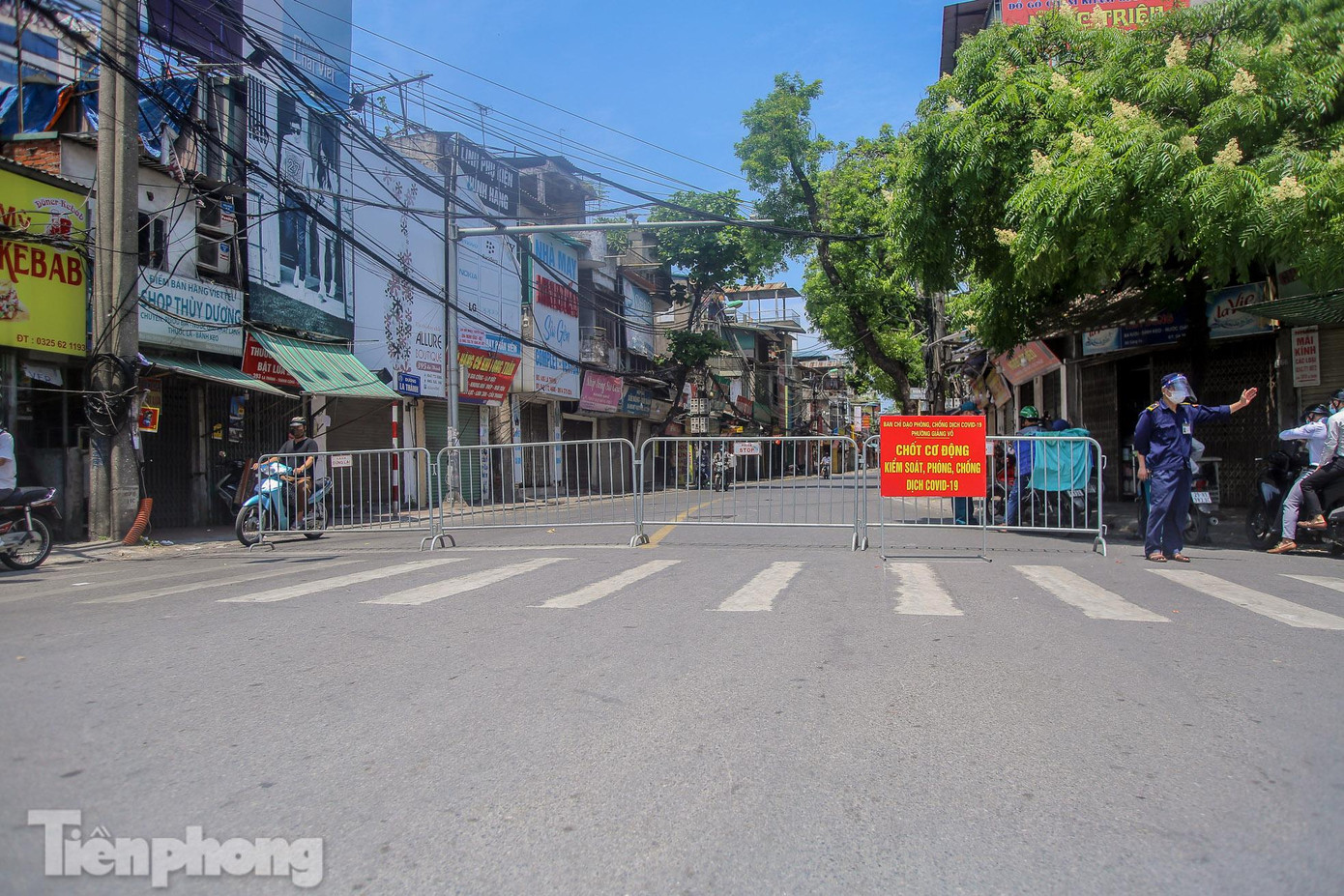 Phường Giảng Võ lập hàng rào barie ngang đường La Thành (đoạn ngã tư Láng Hạ) để kiểm soát phòng dịch COVID-19.
