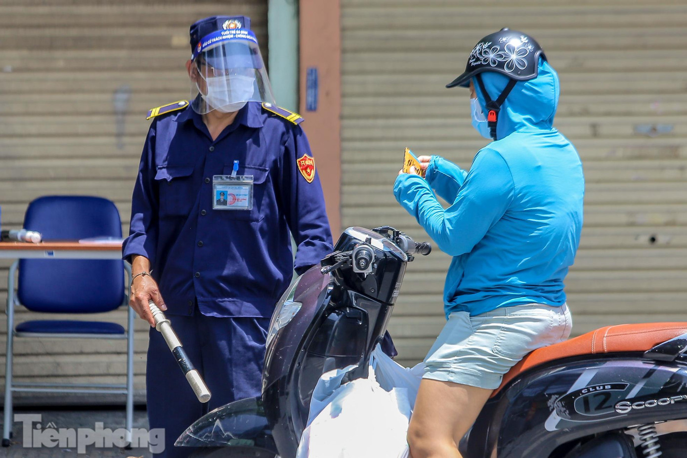 Khi di chuyển qua các phường, quận nếu không chứng minh được công việc chính đáng sẽ bị lực lượng chức năng yêu cầu quay đầu lại.