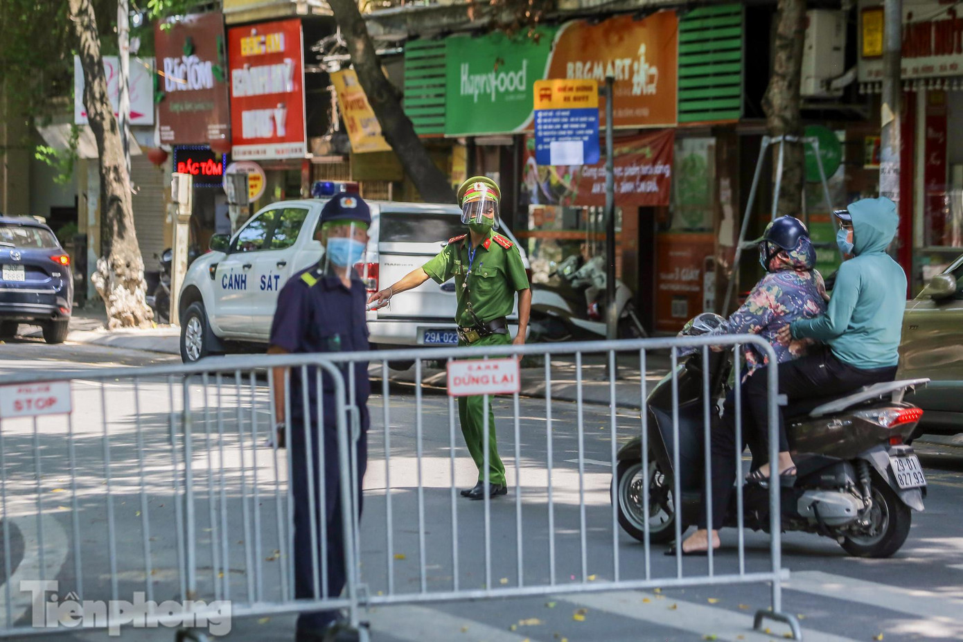 Một chốt kiểm tra khác đầu phố Quán Thánh thuộc phường Quán Thánh (quận Ba Đình, Hà Nội) dựng lên để kiểm tra người đi đường.