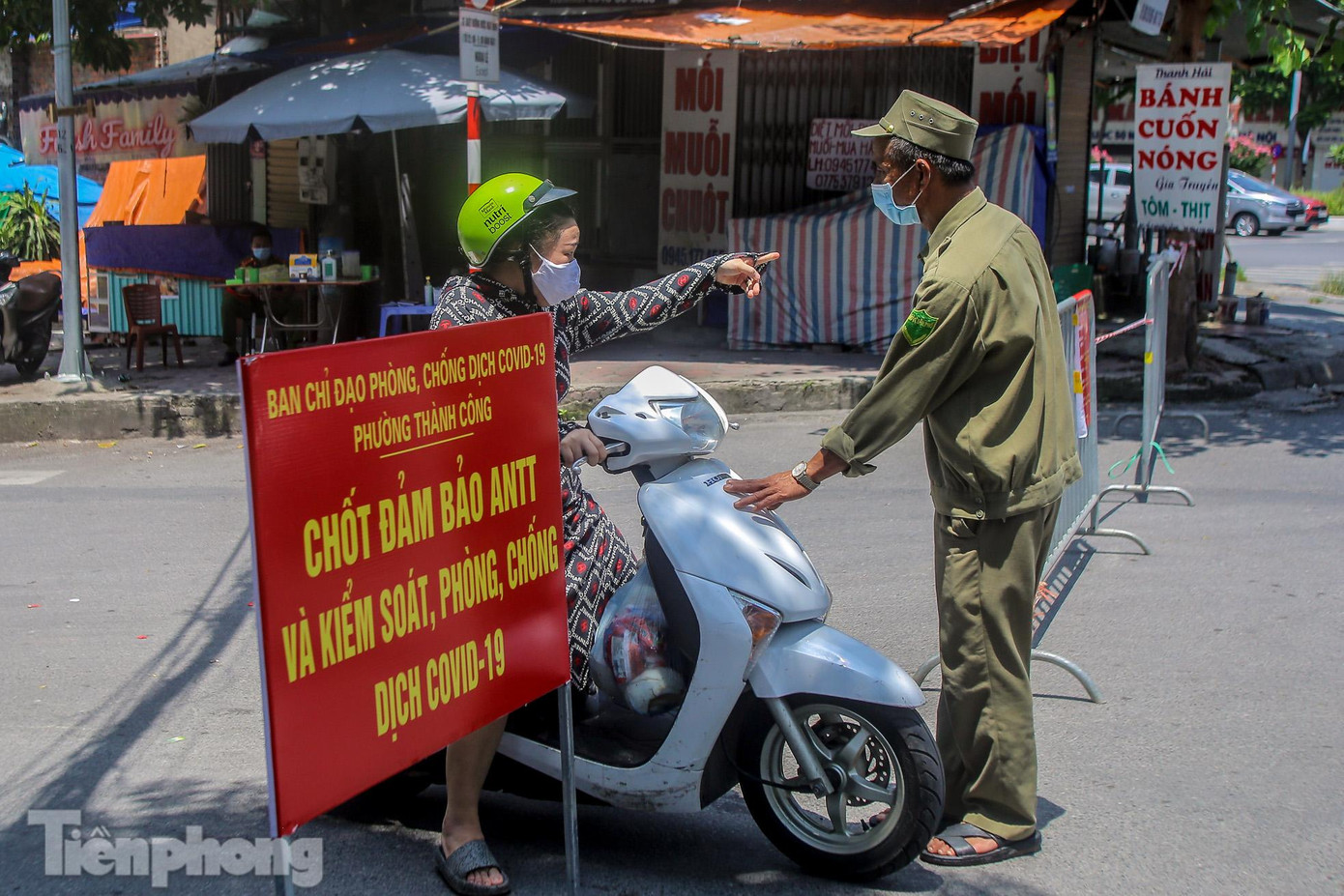 Trong đó, 252 trường hợp không đeo khẩu trang nơi công cộng bị xử phạt 430 triệu đồng; 15 cơ sở kinh doanh dịch vụ không chấp hành việc tạm dừng hoạt động bị xử phạt 207,5 triệu đồng; 537 trường hợp bị xử phạt hơn 896 triệu đồng về các hành vi vi phạm khác (không thực hiện biện pháp cách ly; tập trung đông người nơi công cộng; ra khỏi nhà khi không cần thiết; đeo khẩu trang không đúng quy cách...).