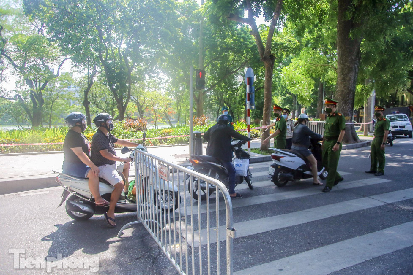 Các phương tiện trên đường Lê Thái Tổ đều phải dừng tại chốt kiểm tra phường Hàng Trống (quận Hoàn Kiếm, Hà Nội).