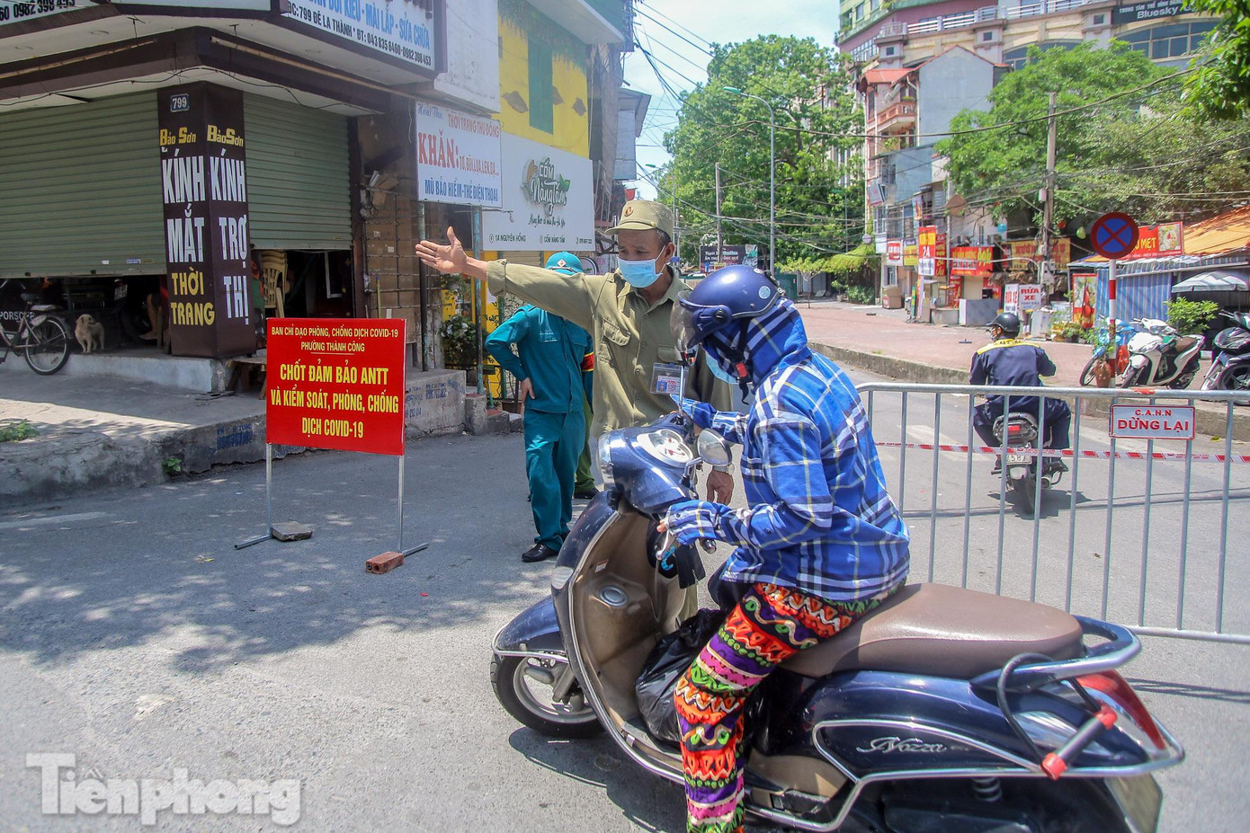 Theo báo cáo, trong 4 ngày đầu tiên thực hiện Chỉ thị 17, Hà Nội đã xử phạt hành chính số tiền hơn 3 tỷ đồng các trường hợp vi phạm về phòng, chống dịch COVID-19. Riêng trong ngày thứ 4 thành phố thực hiện giãn cách xã hội theo Chỉ thị 17, lực lượng chức năng phát hiện, lập hồ sơ đề nghị UBND các cấp xử phạt hành chính 804 trường hợp vi phạm về phòng, chống dịch Covid-19 với số tiền 1.533.650.000 đồng.