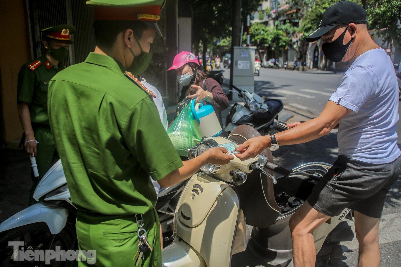 Lực lượng kiểm tra giấy tờ tùy thân trước khi cho phép phương tiện vào khu vực trên.