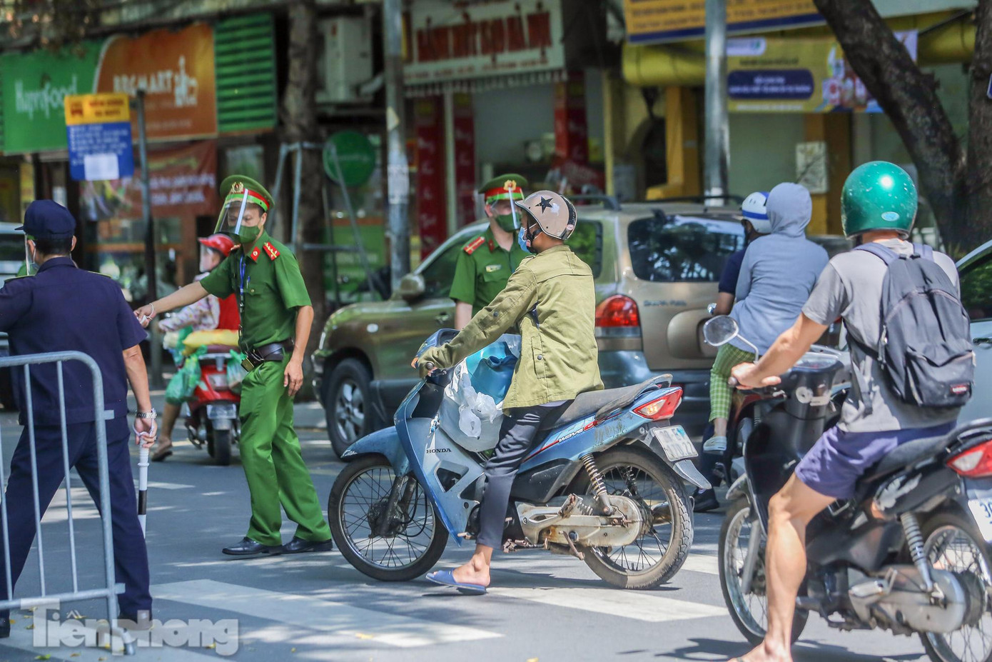 Trong buổi sáng 28/7, lực lượng chức năng cho biết nhiều trường hợp vi phạm được xử lý đặc biệt là lỗi ra khỏi nhà khi không cần thiết, không đeo khẩu trang nơi công cộng.