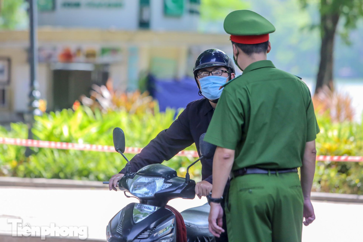Chủ tịch UBND quận Hoàn Kiếm Phạm Tuấn Long cho biết: Quận đã lập 39 chốt kiểm soát dịch bệnh, tập trung nhắc nhở, xử lý người dân ra đường không đúng quy định. Các lực lượng trực 24/24, trong đó lãnh đạo quận trực và kiểm tra thường xuyên toàn địa bàn.