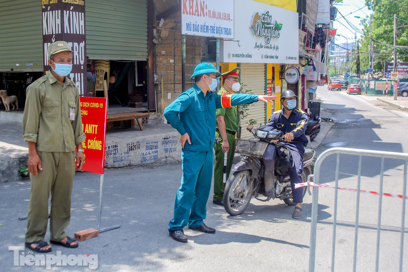 Một phương tiện được mời vào chốt kiểm soát phòng chống dịch COVID-19 tại phường Thành Công (quận Ba Đình, Hà Nội).