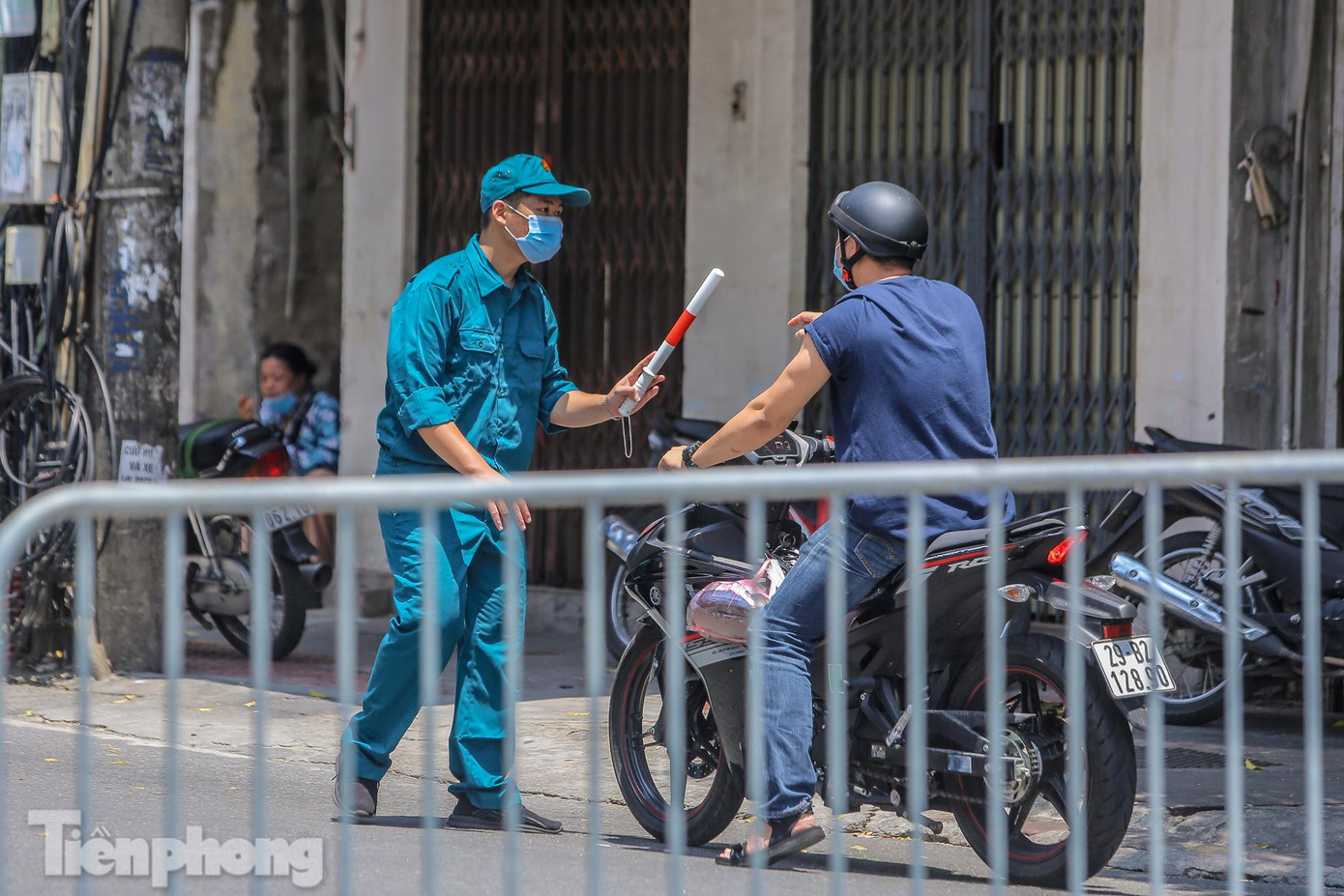 Các phương tiện lưu thông qua đầy đều phải khai báo. Những người có giấy tờ đầy đủ sẽ được tiếp tục lưu thông.