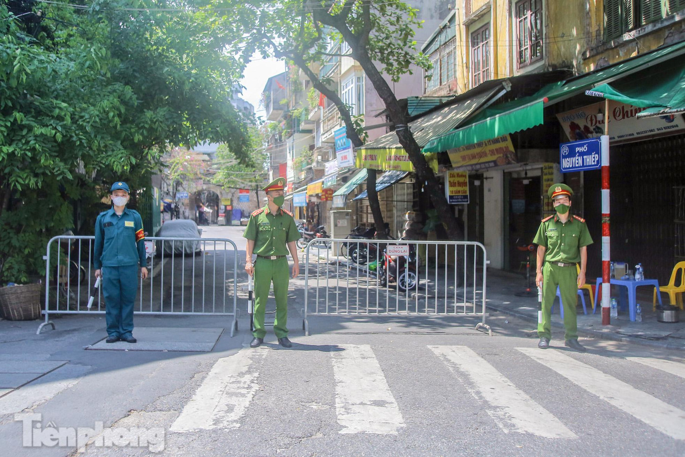 Cũng trên địa bàn quận Hoàn Kiếm, tại phường Đồng Xuân, lực lượng chức năng dựng chốt kiểm tra tại các đầu phố.