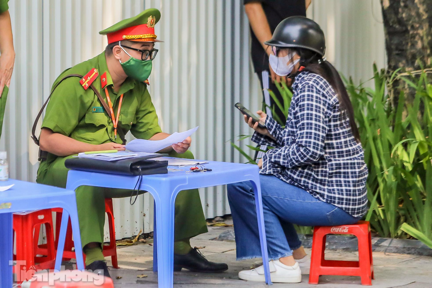 Người dân xuất trình giấy tờ, nêu lý do ra ngoài tại chốt kiểm tra.