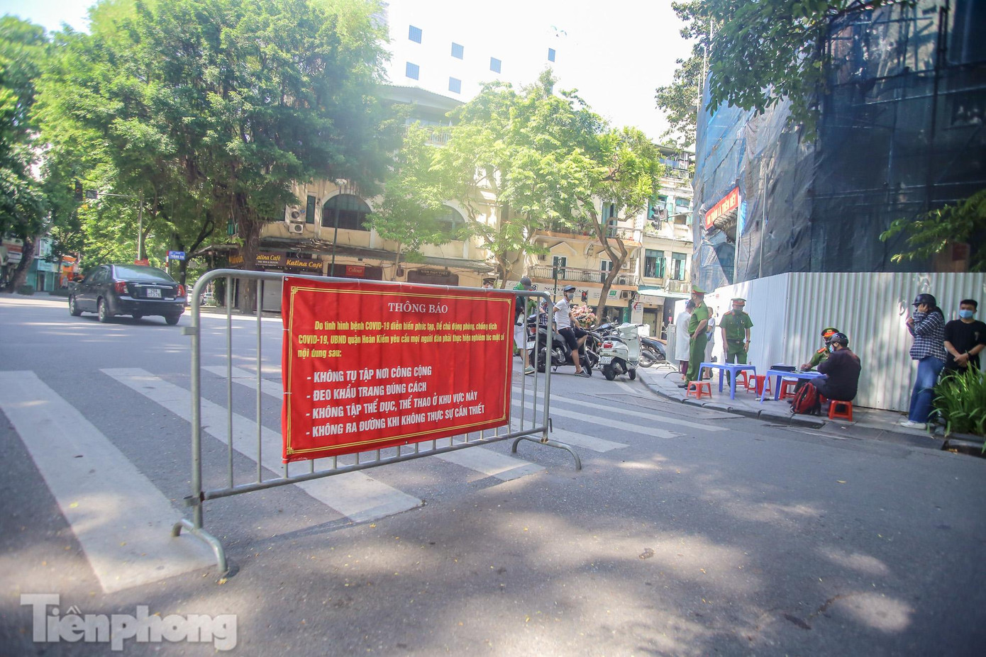 Ghi nhận của PV tại quận Hoàn Kiếm, bước sang ngày thứ năm thực hiện việc giãn cách xã hội theo Chỉ thị 16 của Thủ tướng Chính phủ, nhiều chốt chăn đã được lập trên nhiều tuyến phố địa bàn quận.