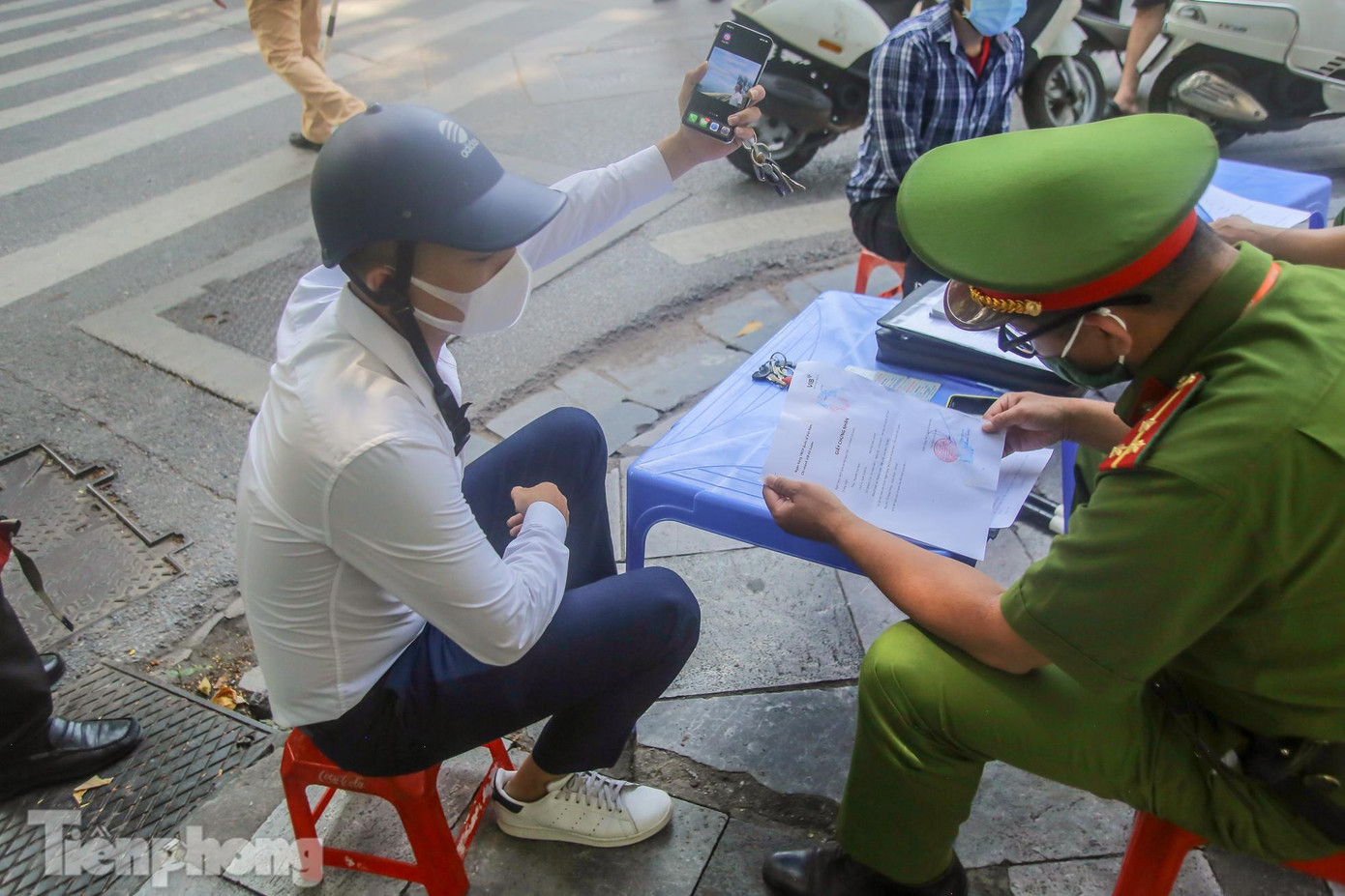 Những người sau khi có đầy đủ giấy tờ, đặc biệt có giấy xác nhận đi đường của cơ quan sẽ được đi tiếp.