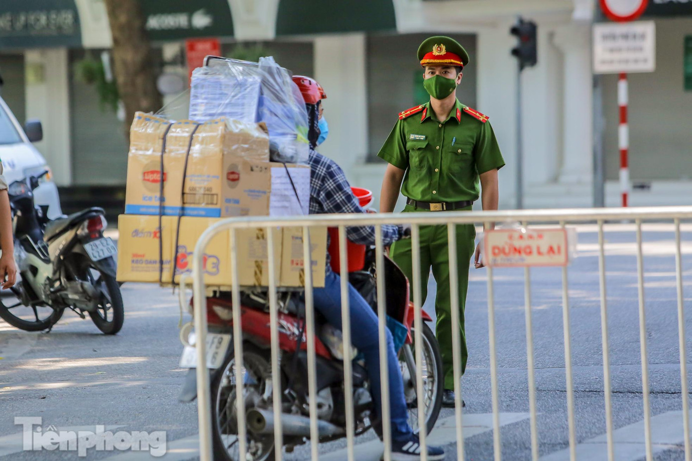 Theo mức xử phạt đối với 16 hành vi vi phạm quy định phòng, chống dịch COVID-19 do Sở Tư pháp Hà Nội công bố: Người không đeo khẩu trang nơi công cộng, không giữ khoảng cách theo quy định khi tiếp xúc, ra ngoài không cần thiết bị phạt tiền tối đa 3 triệu đồng.