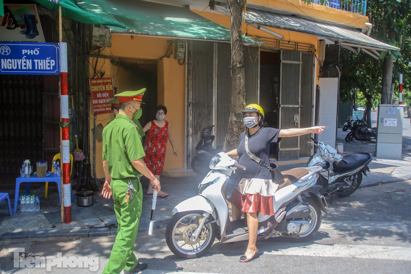 Đây là khu vực có chợ, nhiều cửa hàng buôn bán nên việc kiểm tra được thực hiện chặt chẽ.