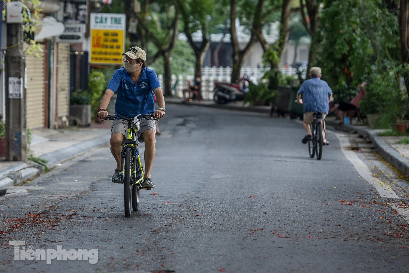 Tuy nhiên, ghi nhận trong những ngày đầu thực hiện giãn cách xã hội, nhiều người dân vẫn ra đường tập thể dục, đạp xe bất chấp lệnh "ở nhà".
