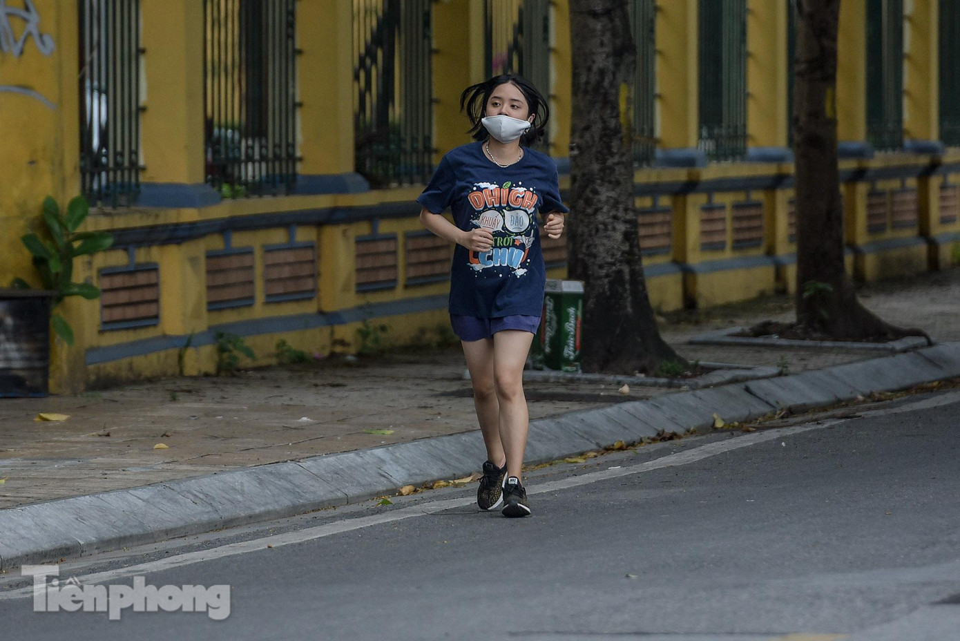 Nhiều người vẫn ra đường đi bộ, tập thể dục bất chấp quy định phòng chống dịch COVID-19.