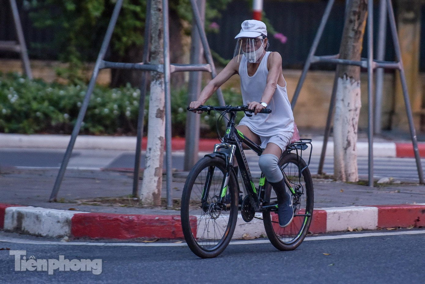 Theo mức xử phạt đối với 16 hành vi vi phạm quy định phòng, chống dịch COVID-19 do Sở Tư pháp Hà Nội công bố: Người không đeo khẩu trang nơi công cộng, không giữ khoảng cách theo quy định khi tiếp xúc, ra ngoài không cần thiết bị phạt tiền tối đa 3 triệu đồng.