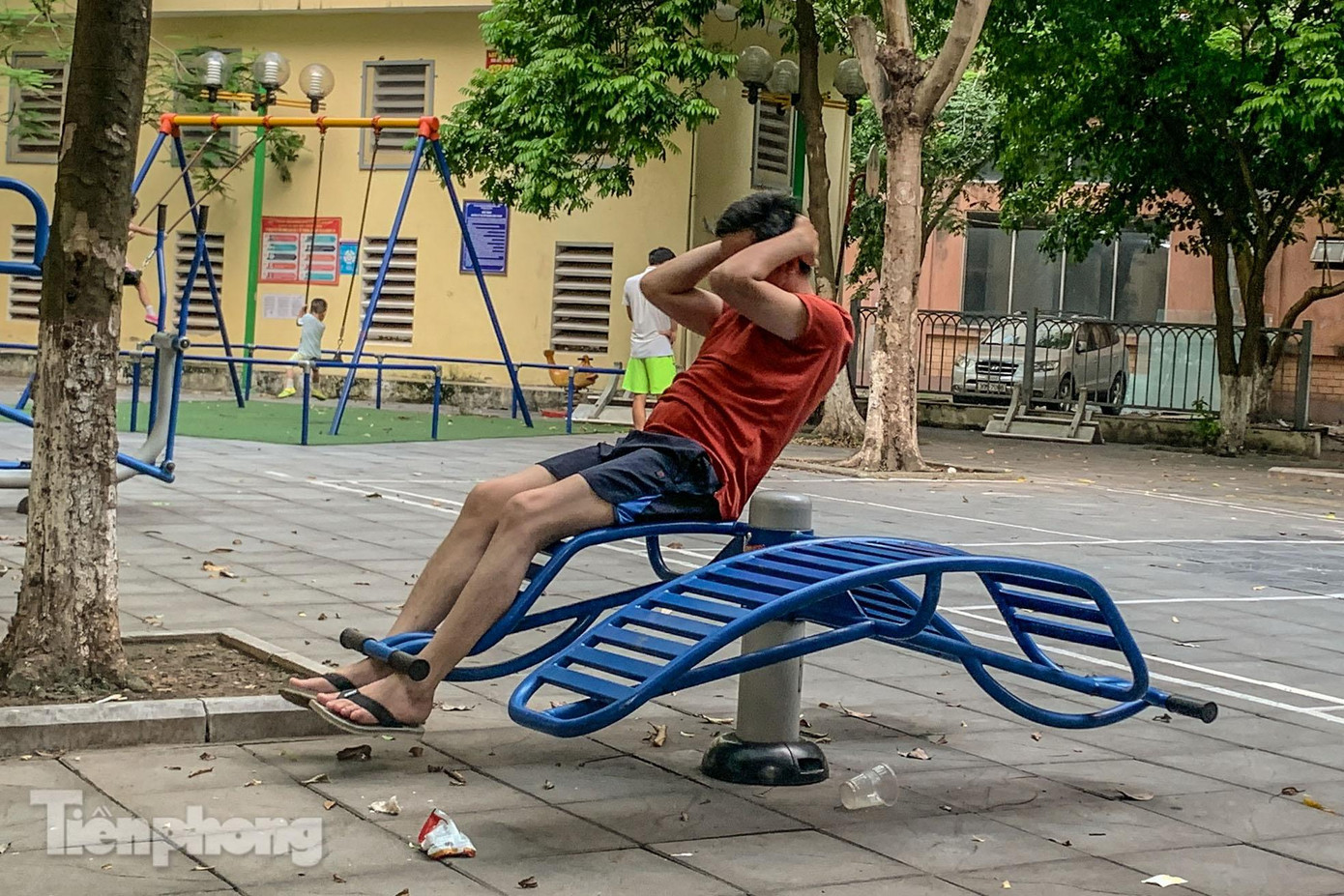 Người dân tập thể dục với các máy tập công cộng.