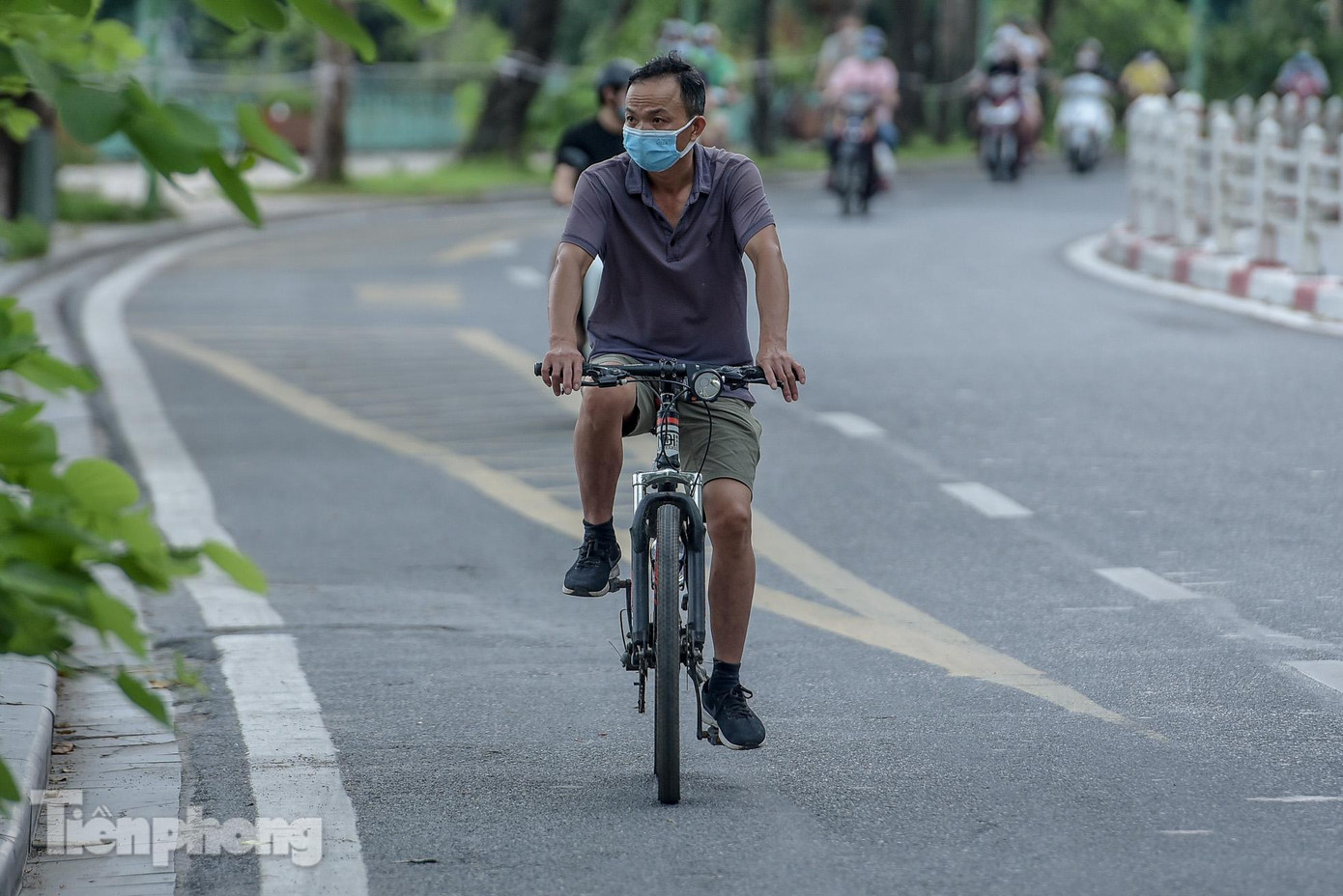Nhằm tăng cường phòng chống dịch COVID-19, Hà Nội thực hiện cách ly toàn xã hội trong vòng 15 ngày kể từ 06h00 ngày 24/7 trên phạm vi toàn thành phố. Một trong những yêu cầu của chính quyền thành phố là người dân ở tại nhà, chỉ ra ngoài trong trường hợp thật sự cần thiết.