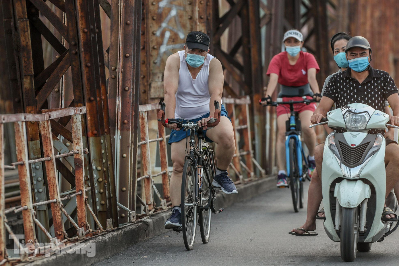 Khu vực cầu Long Biên nhộn nhịp người đạp xe tập thể dục buổi sáng.