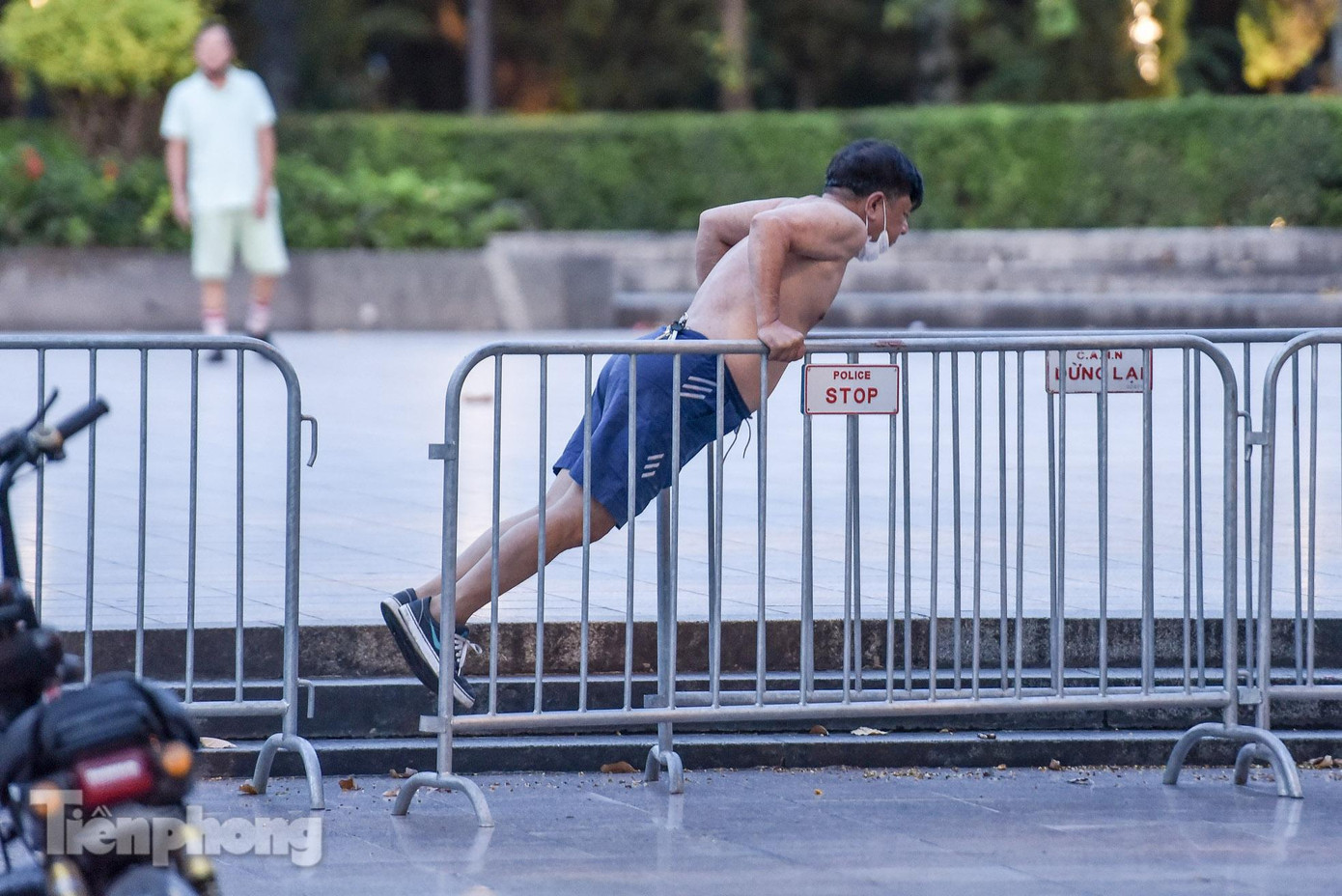 Tập thể dục buổi sáng tại vườn hoa Lê-nin.