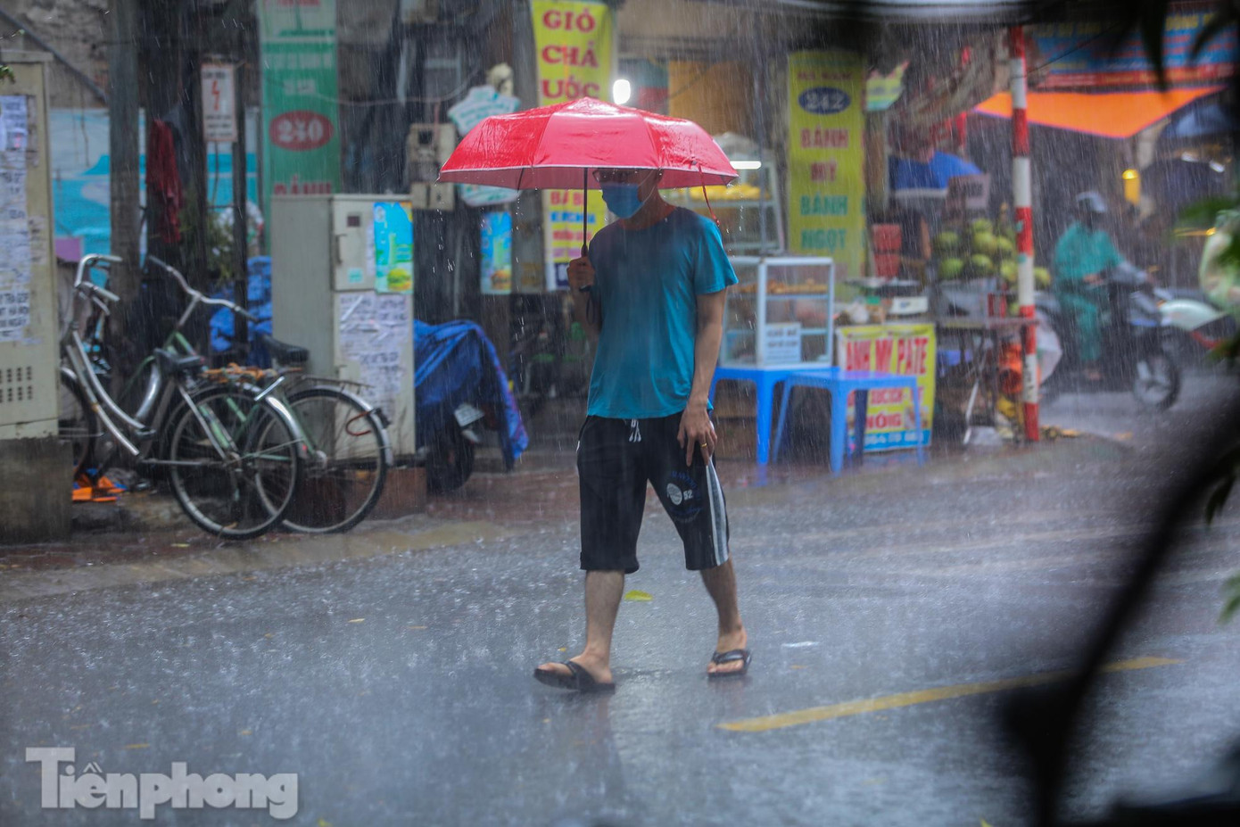 Sau nhiều ngày nắng nóng gay gắt, khoảng 10h sáng nay, nhiều khu vực nội thành Hà Nội đón trận mưa lớn kéo dài hơn một giờ khiến các tuyến đường không kịp thoát nước, rơi vào tình trạng ngập úng.