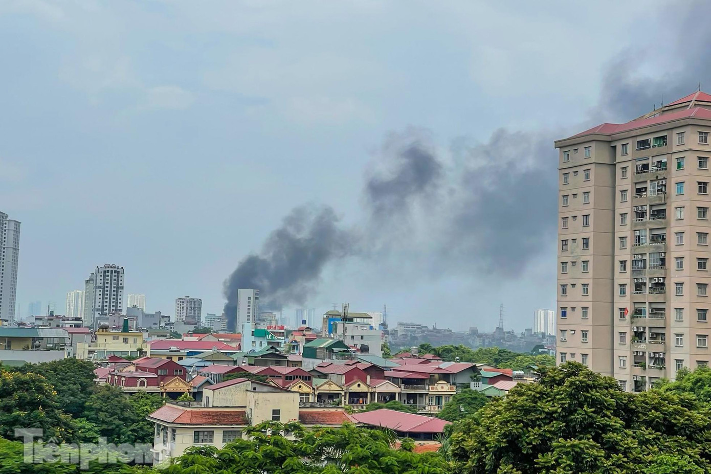 Cột khói cao hàng chục mét nhìn từ một chung cư trên đường Giải Phóng. Ảnh: Thái Hà. Cột khói cao hàng chục mét nhìn từ một chung cư trên đường Giải Phóng. Ảnh: Thái Hà.