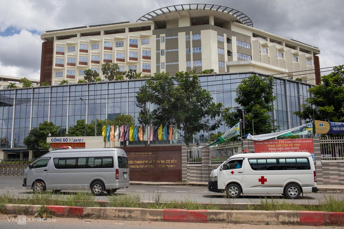 Ngoài cổng bệnh viện, tiếng còi cứu thương không ngừng hú dồn dập, liên tiếp vận chuyển bệnh nhân nặng vào viện.