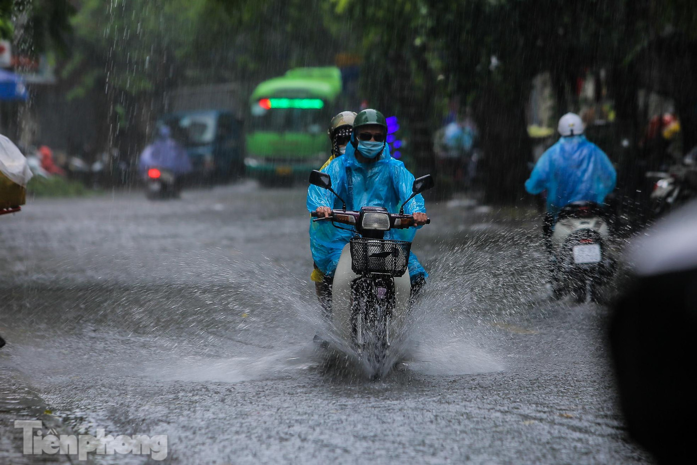 Xe máy "rẽ sóng" vượt qua biển nước.