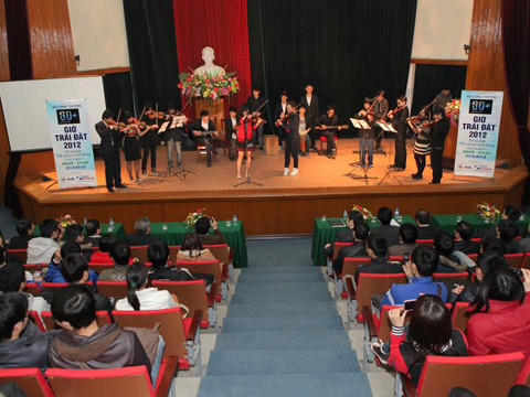 Tham gia sự kiện này còn có sự góp mặt của nhóm Việt Violin và nhóm Ishuffle đến từ Câu lạc bộ Âm nhạc, Khoa Quốc tế, Trường Đại học Quốc gia Hà Nội