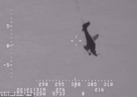 Máy bay hết xăng giữa đại dương, 'hạ cánh' bằng... dù ảnh 1